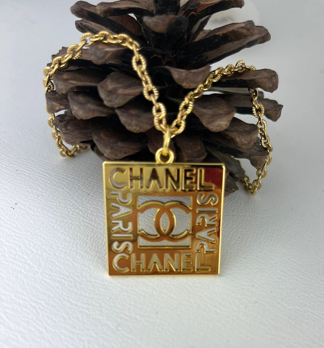 Chanel discount zipper pull